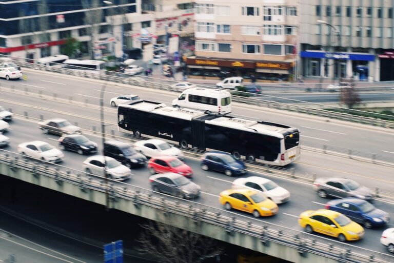 Stau vermeiden – Apps und Tipps für eine stressfreie Autofahrt