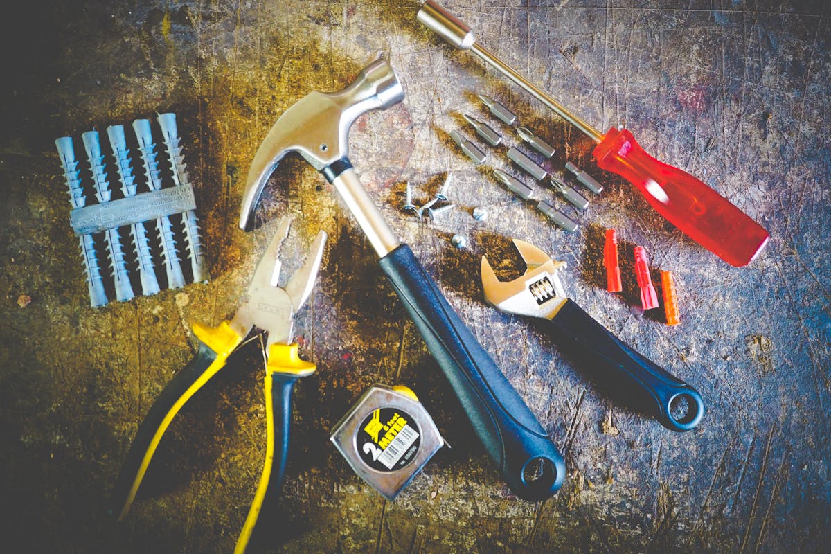 Undichte Regenrinne am Haus reparieren – Ursachen und DIY-Reparaturmethoden