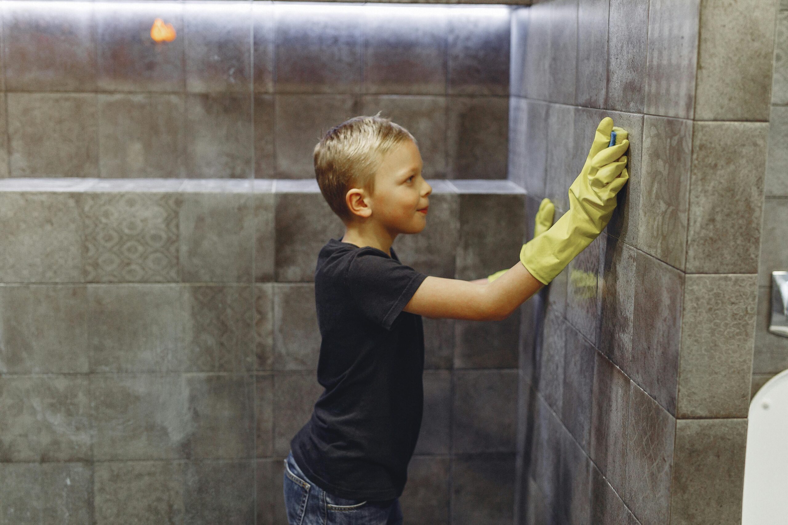 Fliesenfugen in der Dusche reinigen