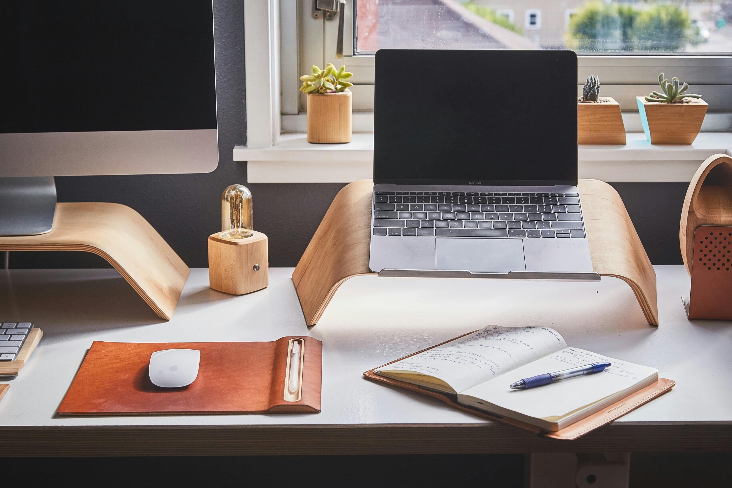 Wie richte ich ein kleines Homeoffice im Wohnzimmer ein?