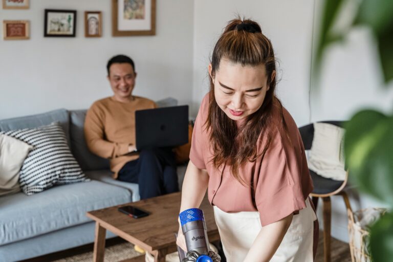 Welche Schritte helfen, wenn der Akku eines Dyson V11 nicht mehr vollständig lädt?