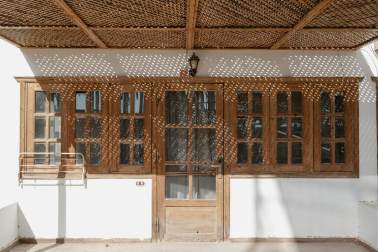 Welche Pflegeprodukte eignen sich, um Holzfenster wetterfest zu machen?