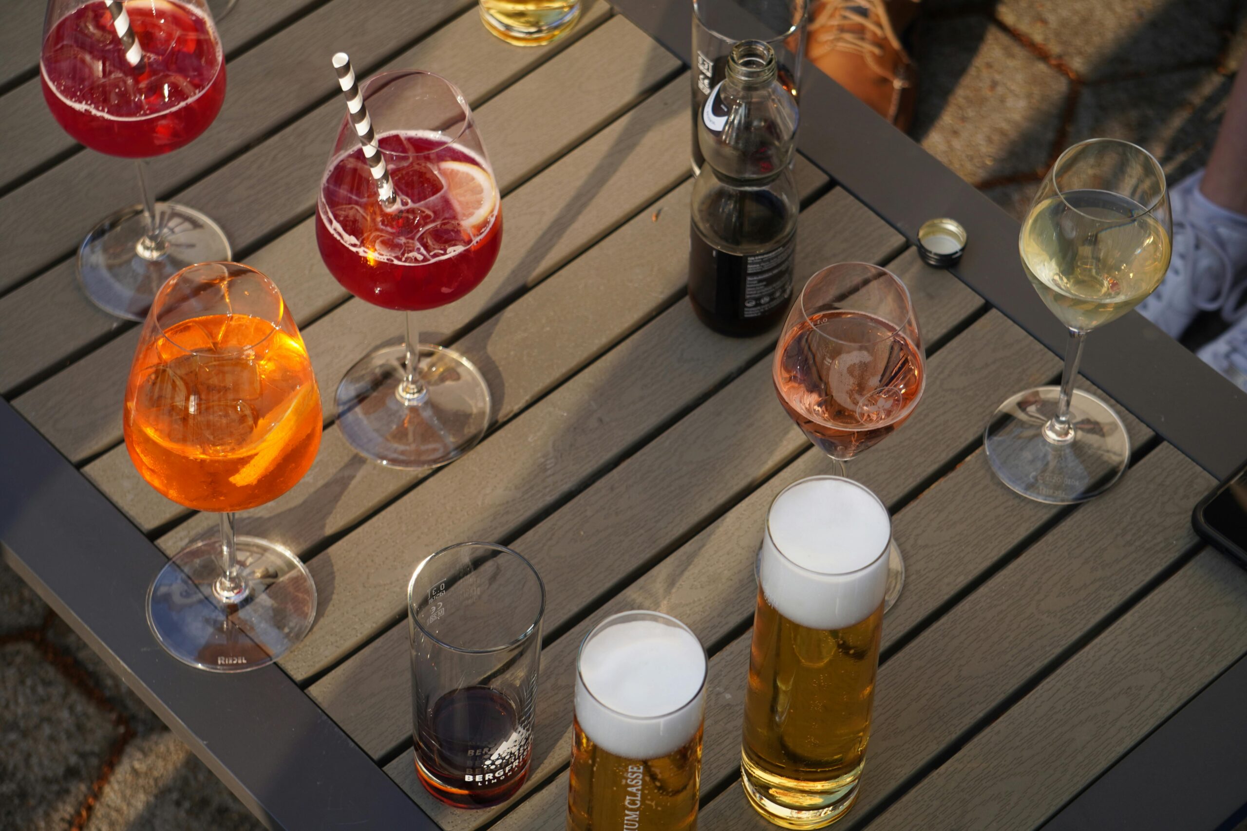 Welche Tischplatten sind besonders kratzfest und langlebig?