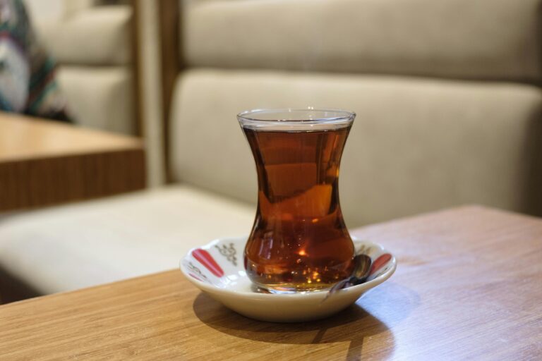 Welche Tischplattenmaterialien sind hitzebeständig und pflegeleicht?