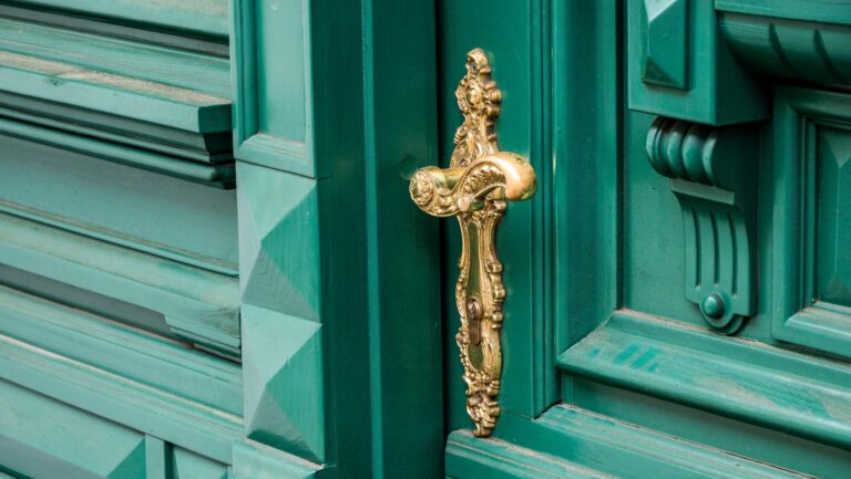 Welche Maßnahmen verhindern das Klappern von Schranktüren bei Zugluft?