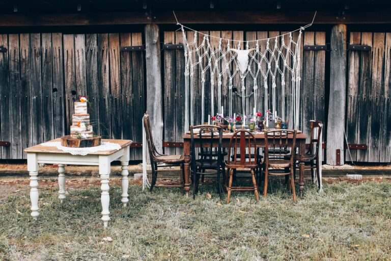 Welche Oberflächenbehandlungen eignen sich für rustikale Holztische?