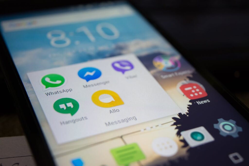 Warum erscheinen plötzlich doppelte Kontakte auf meinem Android-Handy