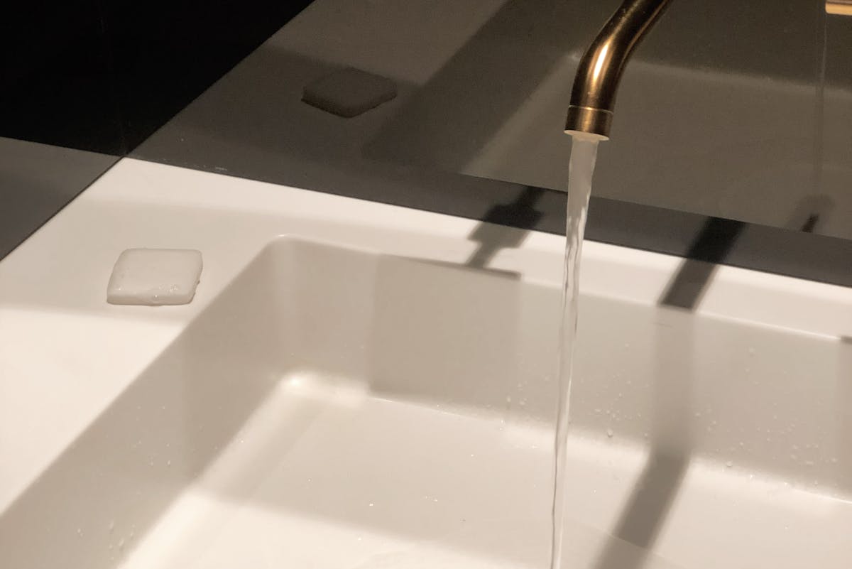 Warum läuft das Wasser im Waschbecken nach dem Putzen immer langsamer ab